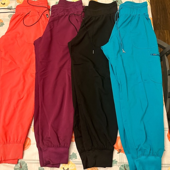 Greys Anatomy Jogger scrub pants - Picture 2 of 4
